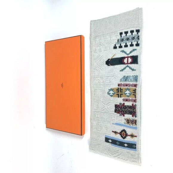 HERMES 2023 Autumn/Winter Collection Couleurs en coeur Scarf Light gray based - Picture 1 of 9